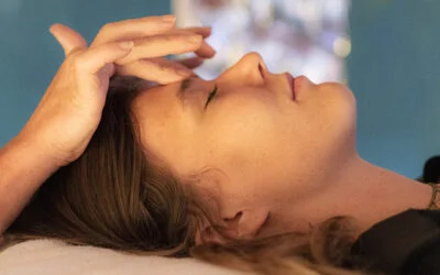 cosa è il Reiki, una ragazza sta ricevendo un trattamento Reiki